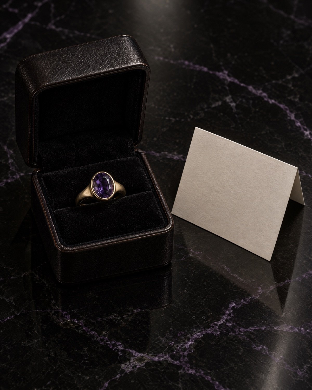 Estuche de piel abierto con un anillo de gema violeta.